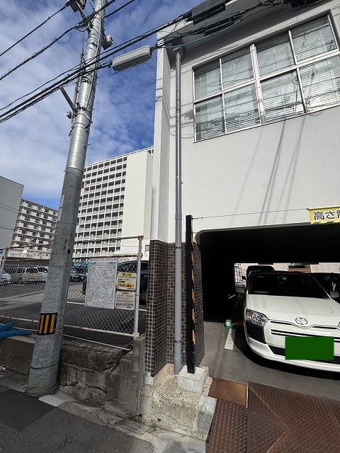 高松市　工事完了後の縦樋（駐車場側）